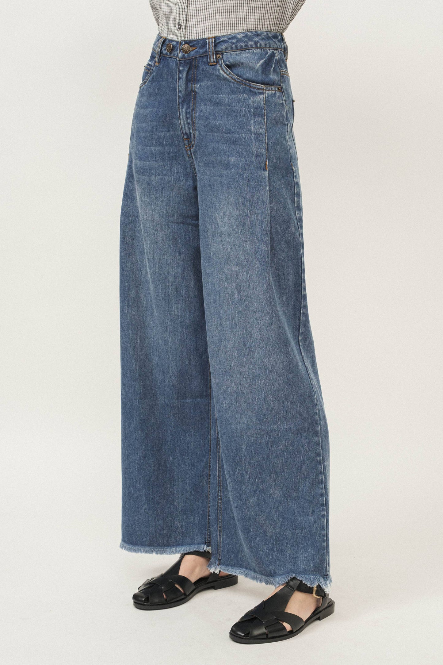 FRONT SIDE PINTUCK WIDE LEG JEANS